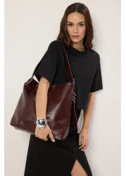 Trendyol Shoes حقيبة كتف نسائية من الجلد الصناعي المتجعد باللون العنابي TAKSS25OC00029