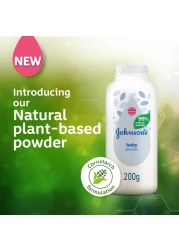 بودرة جونسون بيبي للرّضيع، بتركيبة نشا الذرة، ٩٩٪ بودرة نباتية المصدر، تمتص الرطوبة وتحمي البشرة، برائحة جونسون بيبي الكلاسيكية، تم اختبارها من أطباء الجلد، ٢٠٠غ