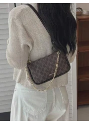 في عام 2024، حقيبة بنمط الجوكر الكلاسيكي الجديد المصنوعة من قماش PU مقاوم للماء مع طباعة بتصميم حرفي ، تم تزيينها