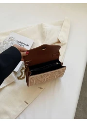 في عام 2024، حقيبة الكتف المناسبة للتسوق مزينة بتصميم الطباعة والتطريز البارز للحرف الكلاسيكي الجديد، مع تصميم