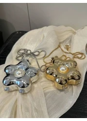 قطعة واحدة حقيبة جانبية معدنية شكل زهرة بلون أحادي لفتاة، إغلاق بإبزيم، سيور كتف معدنية، راقية وأنيقة، مريحة