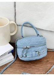 حقيبة يد جينز للأطفال مع سلسلة للتنقل وتحتوي على جيبين، تصميم خفيف و بسيط ، مزينة بشكل رومبي وكعب بطريقة يحاكي