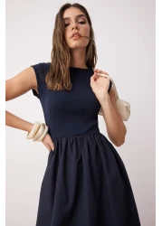  Collection فستان منسوج من القطن المقاوم للماء باللون الأزرق الداكن مع جزء سفلي واسع من القطن المقاوم للماء TWOSS25EL00873