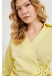 Arma Life بلوزة نسائية صفراء ضيقة بياقة مزدوجة ورباط جانبي