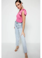  Collection بلوزة تريكو بأكمام واحدة باللون الوردي مع تفاصيل فيونكة TPRSS22BZ0166