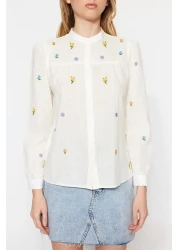  Collection قميص منسوج مطرز بالزهور باللون البيج TWOSS23GO00152