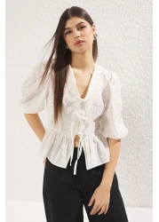  Collection قميص منسوج برقبة على شكل حرف V من إكرو مع تطريز وتفاصيل ربطة أمامية TWOSS25GO00018