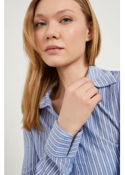 Arma Life قميص نسائي قصير ضيق مخطط بحاشية جانبية باللون الأزرق