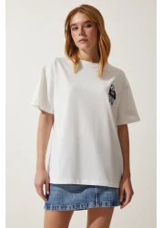 Happiness İstanbul تي شيرت محبوك كبير الحجم مطرز برقبة دائرية باللون الأبيض للنساء NJ00142