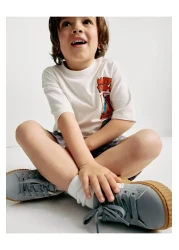 Magu طقم تي شيرت أبيض مطبوع عليه شخصية مارفل للأولاد وشورت مخطط