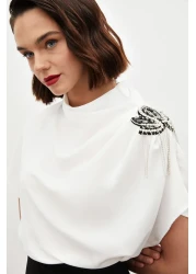 Sateen بلوزة فضفاضة بكتف واحد مع إكسسوار - ECRU