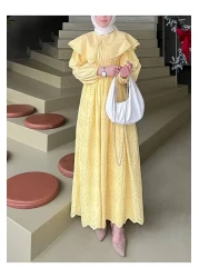 Modamorfo فستان بياقة كيب مزين بالدانتيل باللون الأصفر