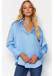  Collection قميص منسوج من الساتان مقاس كبير/واسع باللون الأزرق TWOAW24GO00211