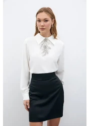 Sateen بلوزة إكرو مع إكسسوارات حجرية