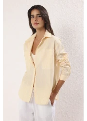  Collection قميص منسوج كبير الحجم مخطط باللون الأصفر TWOAW23GO00359