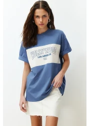  Collection تي شيرت محبوك كبير الحجم/مقاس واسع من القطن 100% باللون النيلي مع طباعة المدينة TWOSS24TS00079