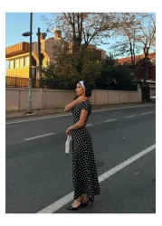 leyla sanat sanata yeni bir bakış açısı ليلى آرت منظور جديد للفن، فستان نسائي قصير الأكمام بياقة دائرية ومنقط، فستان طويل من الكريب المحبوك