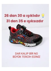 PATİK BEBE حذاء رياضي خفيف الوزن للأولاد باللون الأسود مزود بأضواء بين مقاسات 26 و30