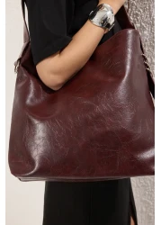 Trendyol Shoes حقيبة كتف نسائية من الجلد الصناعي المتجعد باللون العنابي TAKSS25OC00029