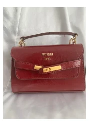 ÇANTA حقيبة نسائية أنيقة ذات ملمس جلدي لامع بتفاصيل ذهبية