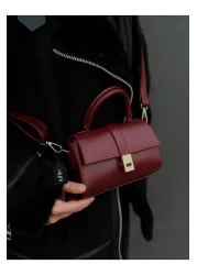 Night حقيبة يد وكتف نسائية باللون العنابي من باولا موديل