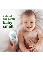 بودرة جونسون بيبي للرّضيع، بتركيبة نشا الذرة، ٩٩٪ بودرة نباتية المصدر، تمتص الرطوبة وتحمي البشرة، برائحة جونسون بيبي الكلاسيكية، تم اختبارها من أطباء الجلد، ٢٠٠غ