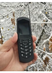 هاتف محمول غير ذكي، مفتوح بتقنية الجيل الثاني - مزود ببطاقة SIM مزدوجة، ولوحة مفاتيح، وأزرار كبيرة، ومكبر صوت، وهيكل معدني، وبطارية طويلة العمر مثالي لكبار السن والاستخدام البسيط.