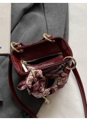 The New Fashion Classic Pu Waterproof Fabric Was Quilted And Embroidered With Diamond Shape Design With Small Fragrance And Ladies Style Metal Pattern Decoration Design And The Double Handle Portable