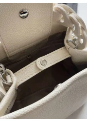 حقيبة مربعة محمولة بنمط حرفي ومعلق معدني ديكوري، من قماش PU مقاوم للماء بتصميم أناقة محمول، مناسبة للعمل والأن