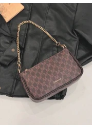 في عام 2024، حقيبة بنمط الجوكر الكلاسيكي الجديد المصنوعة من قماش PU مقاوم للماء مع طباعة بتصميم حرفي ، تم تزيينها