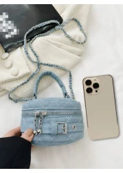 حقيبة يد جينز للأطفال مع سلسلة للتنقل وتحتوي على جيبين، تصميم خفيف و بسيط ، مزينة بشكل رومبي وكعب بطريقة يحاكي