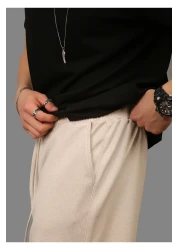 INFLUYENTE بنطال رياضي رجالي بيج فضفاض من قماش بيكيه بخصر مطاطي وجيب مفصل