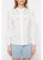 Trendyol Collection قميص منسوج بقصة عادية وتطريز إكرو TWOSS23GO00152