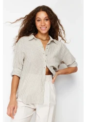  Collection قميص منسوج بمظهر كتان كبير الحجم مخطط باللون الأخضر TWOSS24GO00050