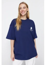  Collection تي شيرت محبوك 100% من القطن باللون الأزرق الداكن مقاس كبير/واسع برقبة دائرية TWOSS23TS00321