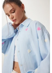 Happiness İstanbul قميص موسلين كبير الحجم مزخرف بقلب أزرق سماوي للسيدات PX00002