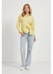 Arma Life بلوزة نسائية صفراء ضيقة بياقة مزدوجة ورباط جانبي