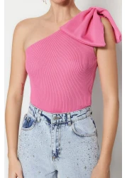  Collection بلوزة تريكو بأكمام واحدة باللون الوردي مع تفاصيل فيونكة TPRSS22BZ0166