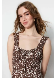  Collection فستان محبوك قصير برقبة مربعة ومطبوع باللون البني على شكل حرف A TWOSS23EL00348