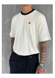 ablukaonline تي شيرت أساسي كبير الحجم للرجال بتفاصيل متباينة باللون الكريمي