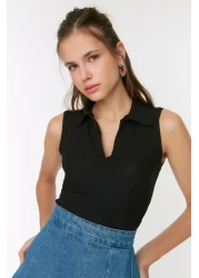  Collection بلوزة محبوكة قابلة للتمدد برقبة بولو سوداء اللون TWOSS22BZ0335