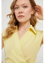 Arma Life بلوزة نسائية صفراء اللون بدون أكمام وياقة مزدوجة