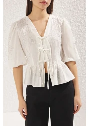  Collection قميص منسوج برقبة على شكل حرف V من إكرو مع تطريز وتفاصيل ربطة أمامية TWOSS25GO00018