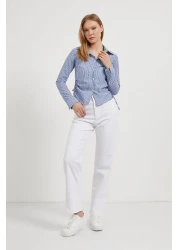 Arma Life قميص نسائي قصير ضيق مخطط بحاشية جانبية باللون الأزرق