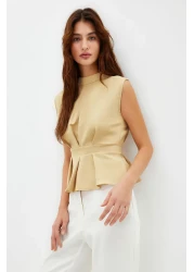  Collection بلوزة منسوجة بدون أكمام بياقة دائرية باللون البيج TWOAW23BZ00559