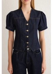  Collection بلوزة من قماش الدنيم بأكمام قصيرة باللون الأزرق الداكن ورقبة على شكل حرف V TWOSS25BZ00000