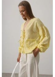 leyla sanat sanata yeni bir bakış açısı ليلى آرت آرت وجهة نظر جديدة للبلوزة المطرزة بتفاصيل قلب - أصفر
