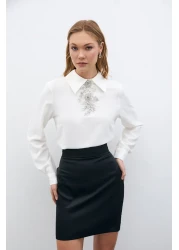 Sateen بلوزة إكرو مع إكسسوارات حجرية