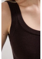  Collection فستان تريكو متوسط الطول بني فاخر - رقبة دائرية، أشرطة، خيوط خاصة TWOSS25EL00333