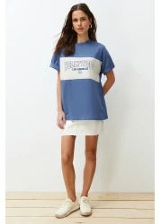  Collection تي شيرت محبوك كبير الحجم/مقاس واسع من القطن 100% باللون النيلي مع طباعة المدينة TWOSS24TS00079